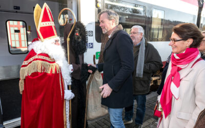 Saint Nicholas spoils children at the Kinneksbond Cultural Centre