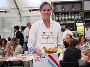 Le maire Luc Feller a servi au Restaurant Kugener pour la bonne cause