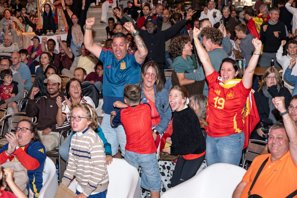 Olé, Spain! A red-and-yellow final