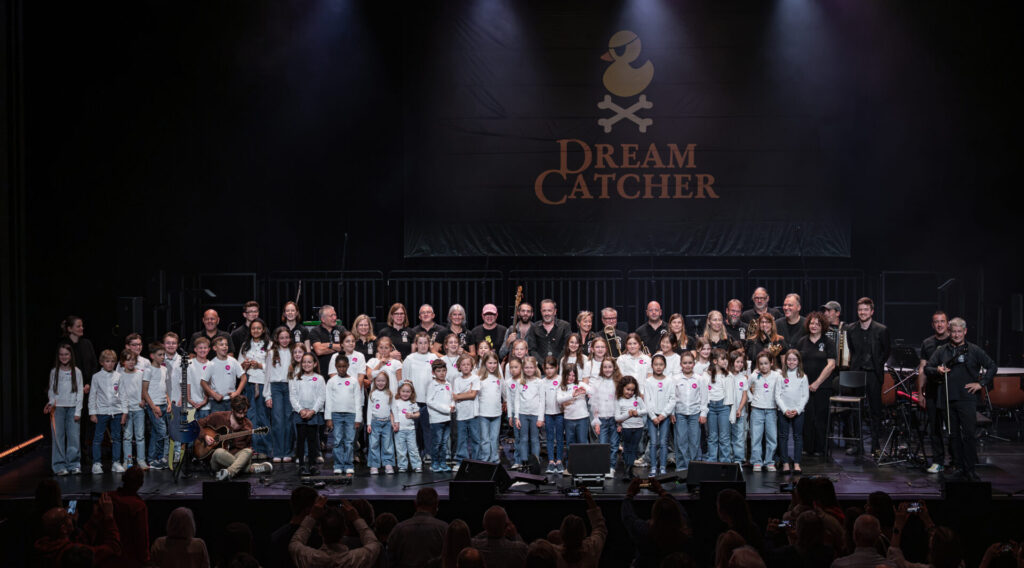 Les enfants de l'École de musique de l'UGDA sur scène avec Dream Catcher